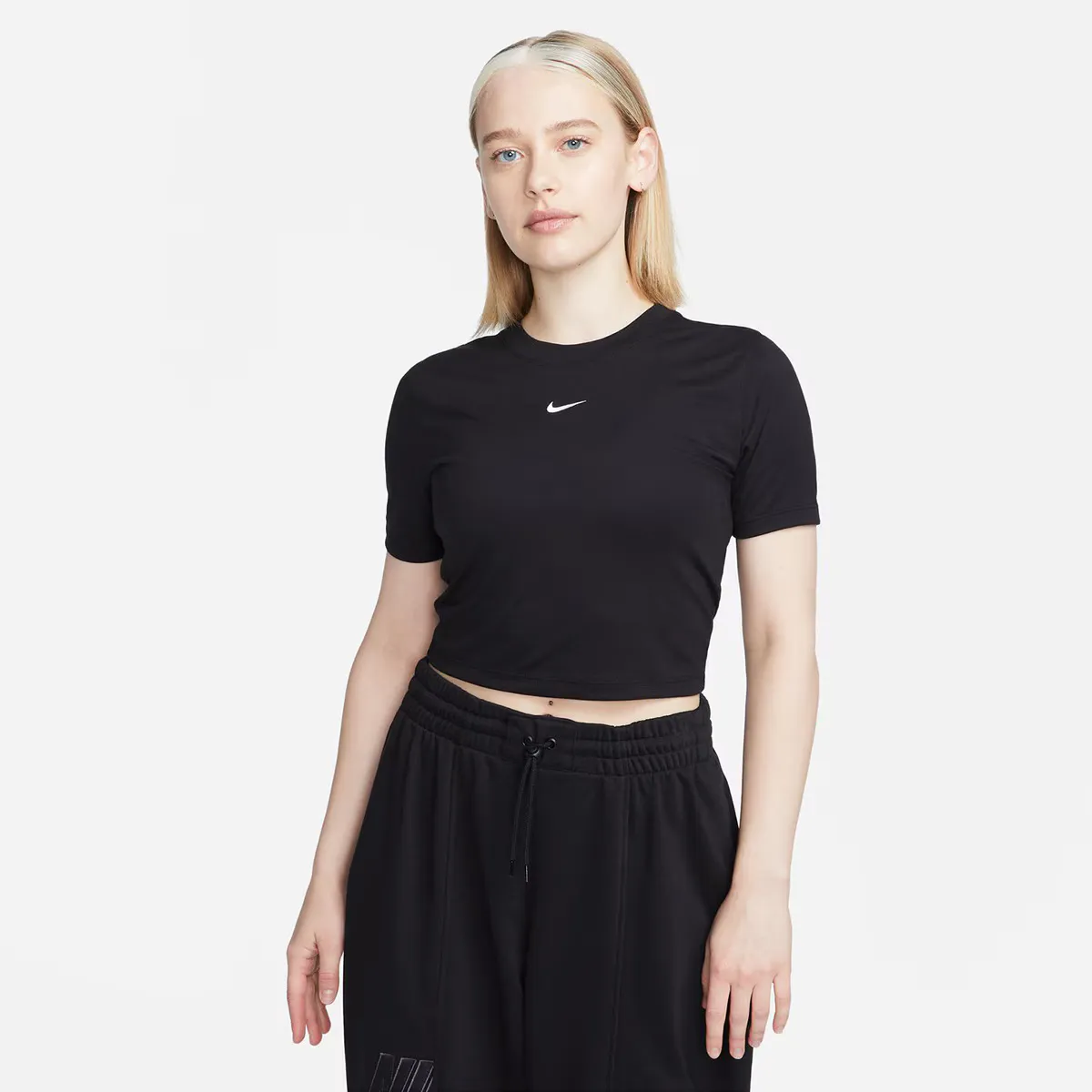 

Женская спортивная одежда Essentials Футболка Nike, чёрный