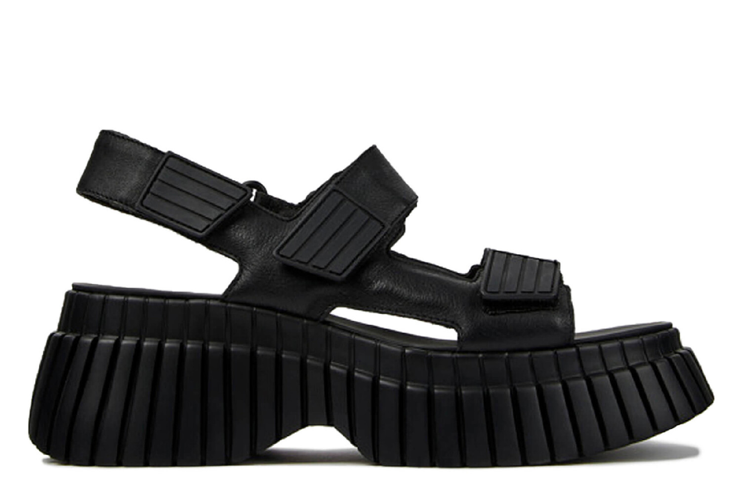 

Босоножки Bcn на танкетке Camper, черный