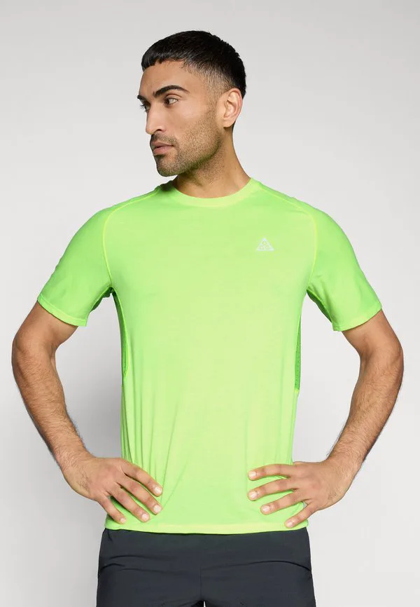 Спортивная футболка solar chase Nike Acg, Volt Ice/Mean Green/Summit White — фото 4