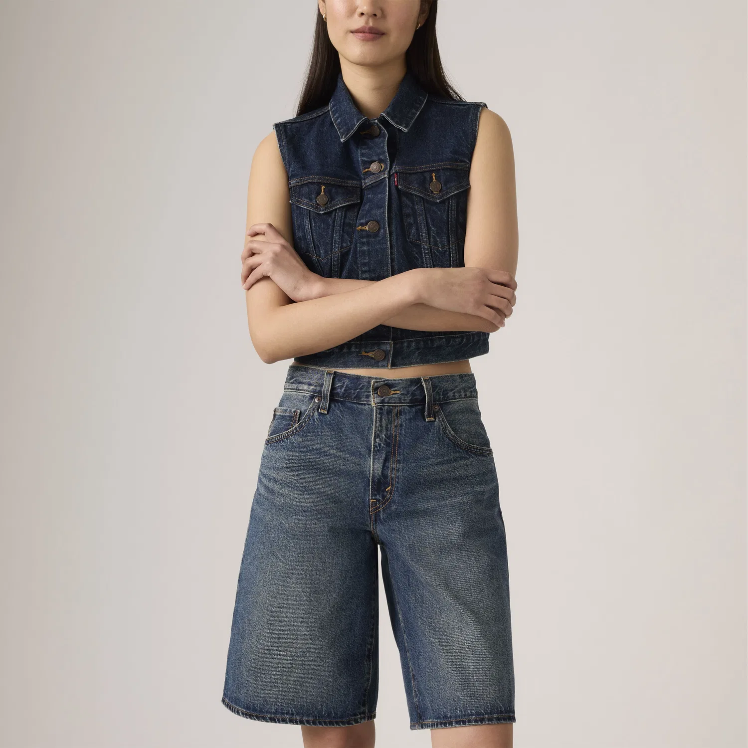 Свободные джинсовые шорты в стиле "папины шорты" Levi's, Dark Wash — фото 2