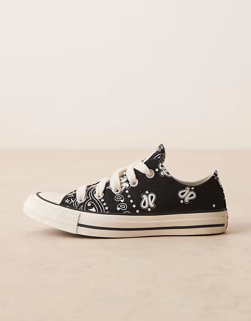Кроссовки Converse Chuck Taylor All Star Ox черного цвета с белыми цветочными деталями — фото 2