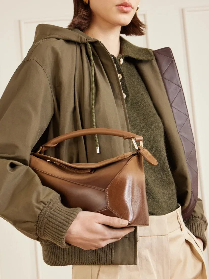 Маленькая сумка на плечо Puzzle Edge из лакированного нубука LOEWE, коричневый — фото 2