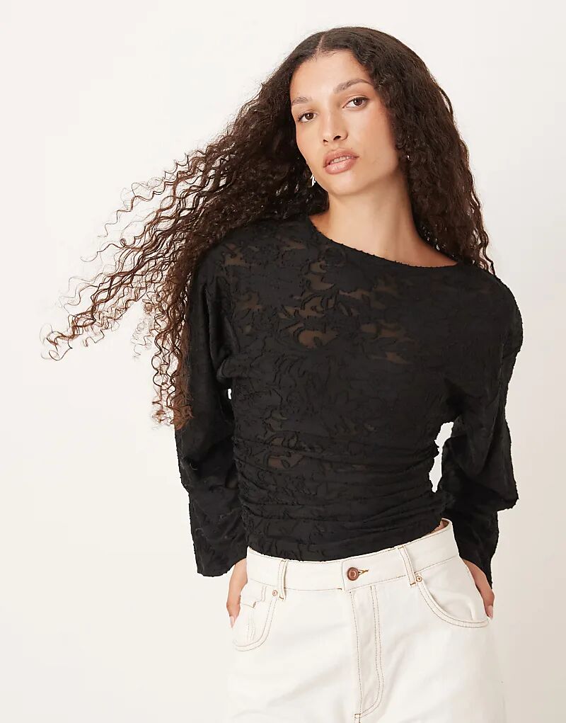 

Лонгслив Gina Tricot с длинными рукавами и текстурированным принтом, круглый вырез, черный цвет