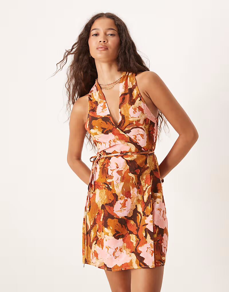 

Мини-платье с запахом и завязкой, коричневого цвета с цветочным принтом Asos Design