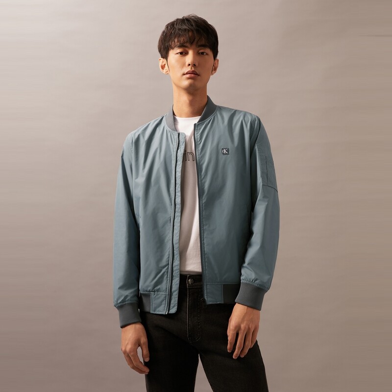 

Куртка-бомбер мужская Calvin Klein Jeans с вышитым квадратным логотипом, серый / зеленый