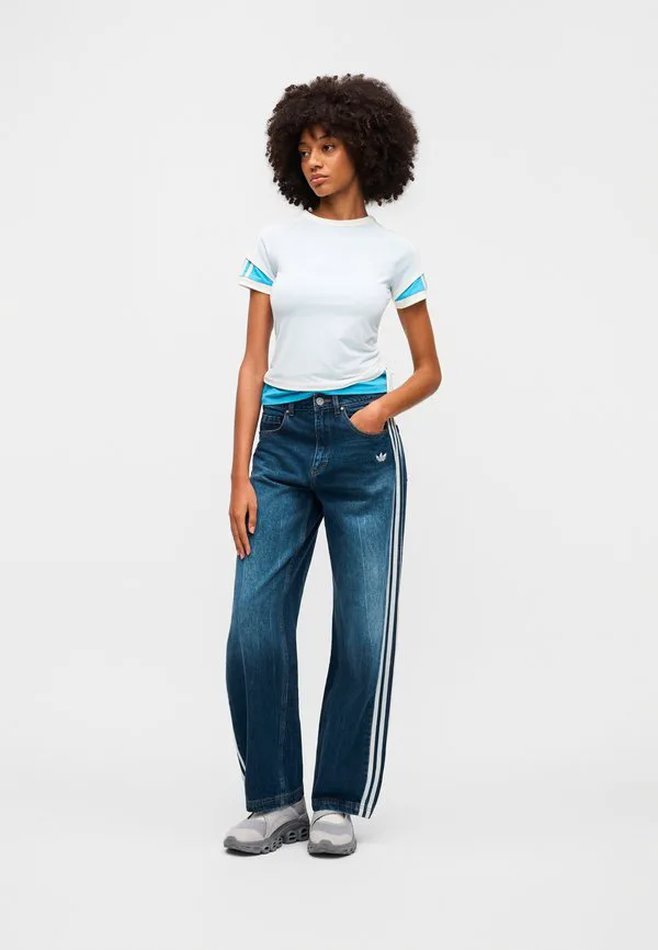 Футболка с многослойным принтом calitee Adidas Originals, Off White/App Sky Rush — фото 3