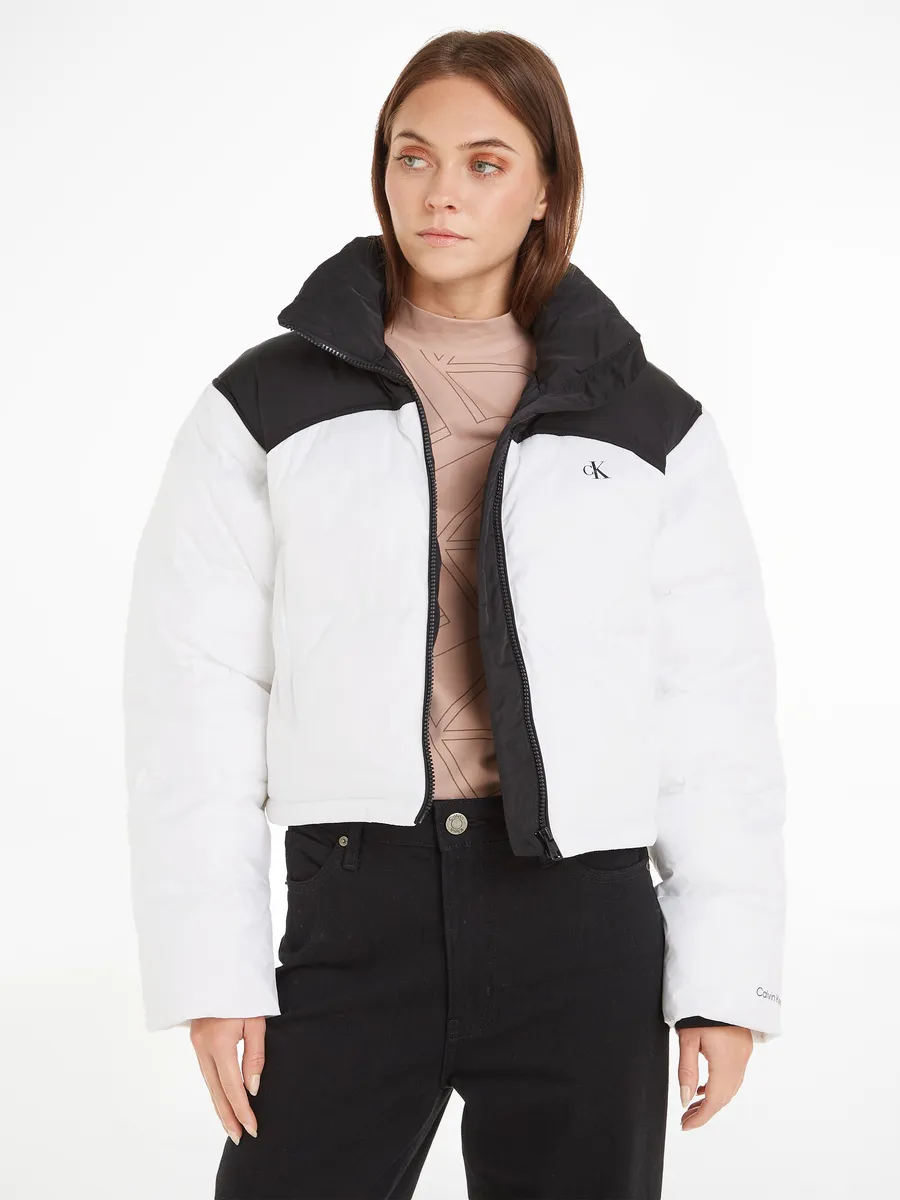 

Куртка Calvin Klein Jeans "BLOCKED CROPPED PUFFER", цвет Bright White/Ck Black