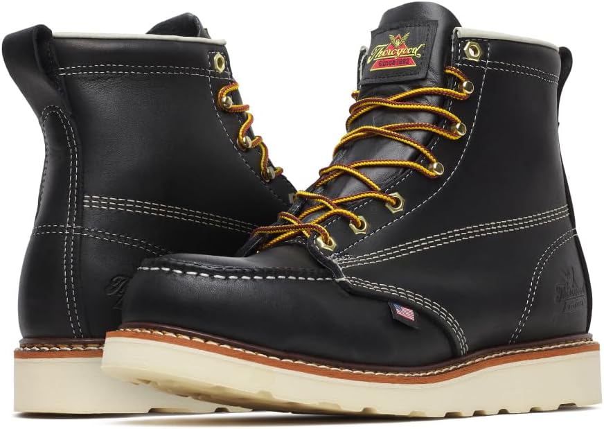 

Ботинки Thorogood American Heritage с стальным носком 6 для мужчин - из цельнозернистой кожи с Мок-Тоу, противоскользящей подошвой клиновидной формы и комфортной стелькой; сертифицированы по стандарту EH, черный
