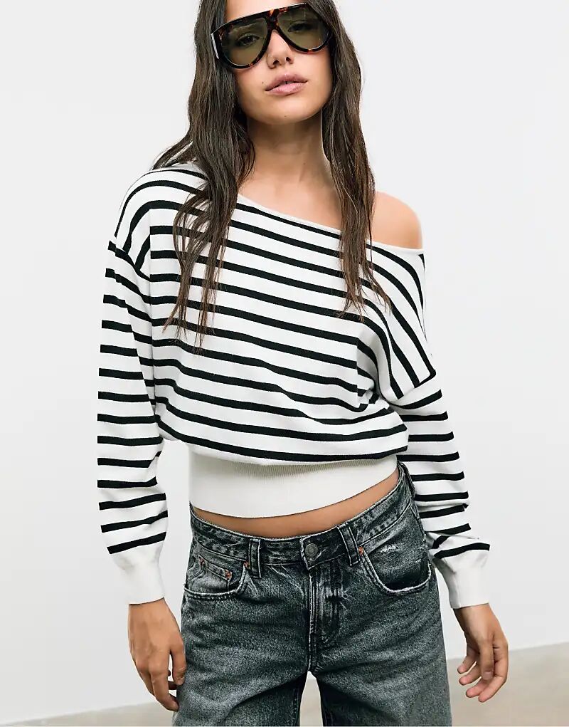 

Вязаный свитер Stradivarius с вырезом-лодочкой цвета экрю