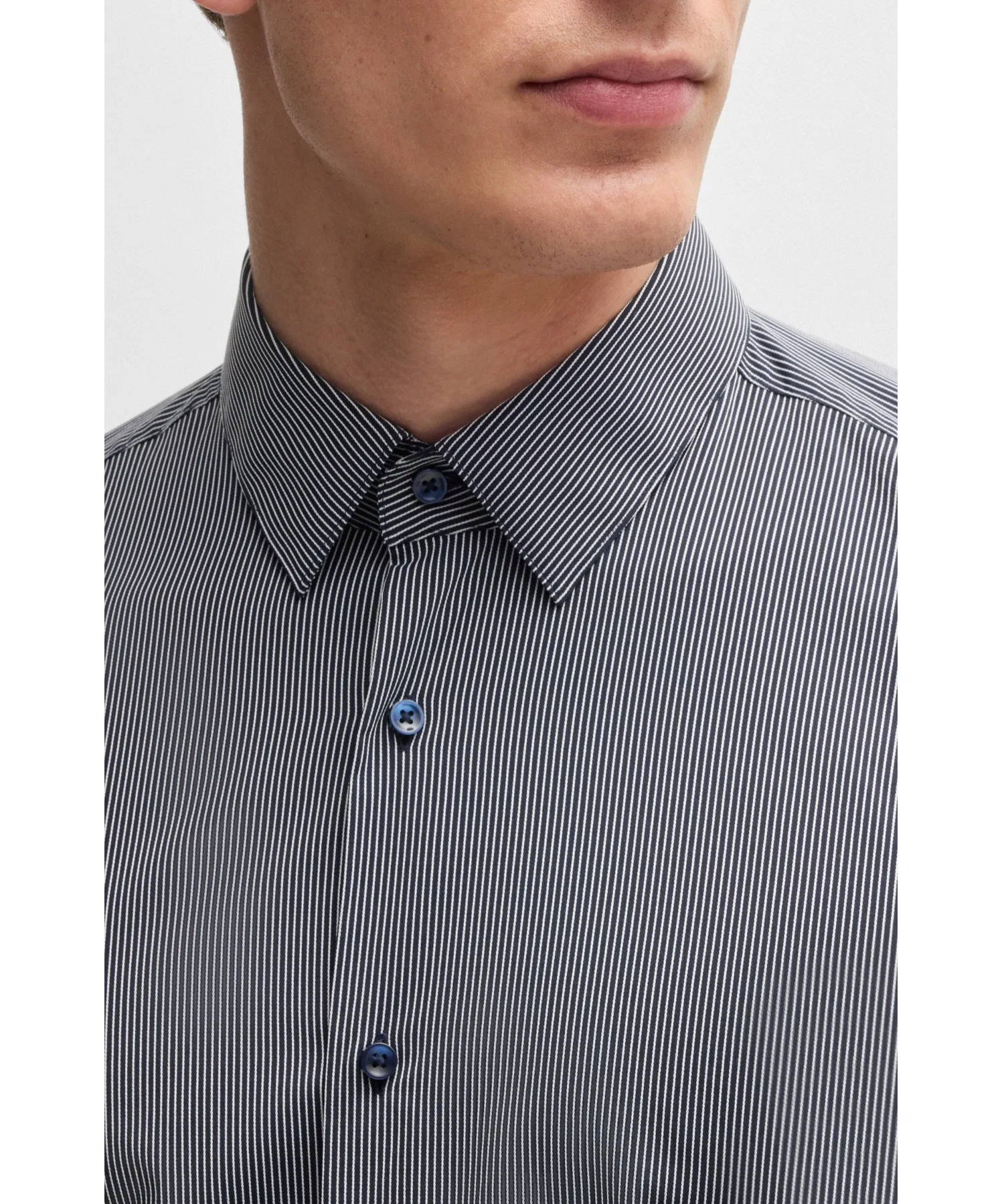 Мужская рубашка BOSS Slim Fit в полоску из эластичной ткани тёмно-синего цвета — фото 2
