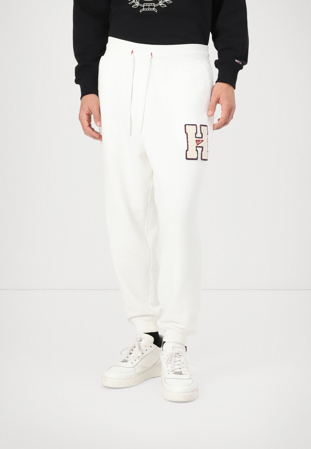 

Спортивные брюки PATCH TERRY PANT Tommy Jeans, слоновая кость