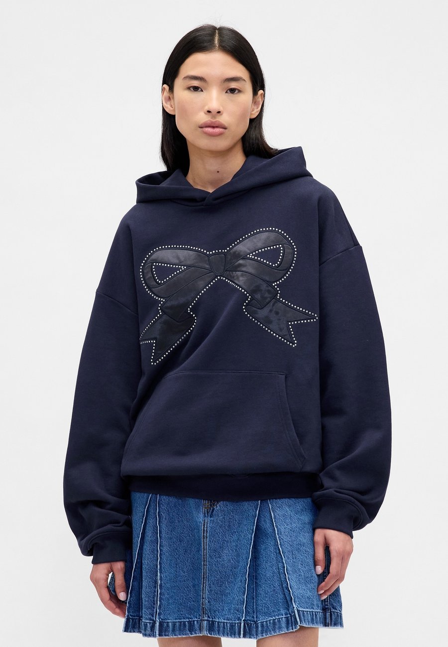 

Толстовка GAP GAP SANDY LIANG ADULT HEAVYWEIGHT BOW OVERSIZED HOODIE, Navy Uniform/Dark Blue