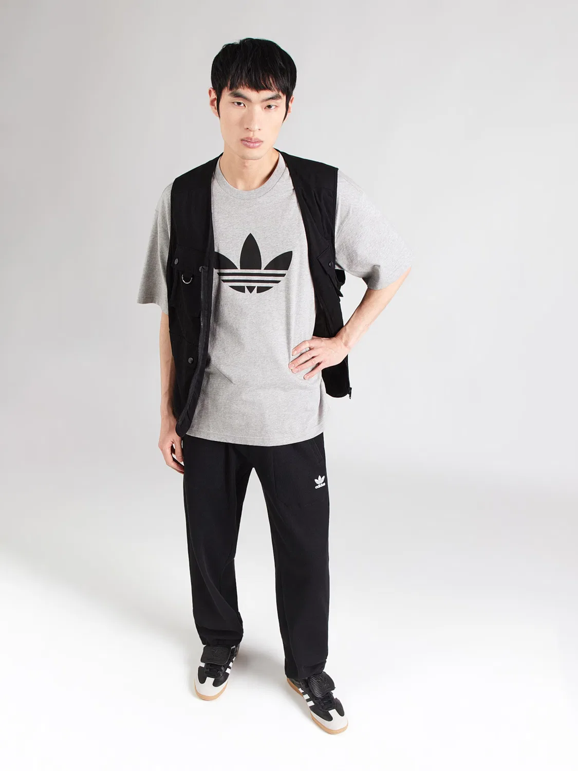 Футболка Adidas Originals TREFOIL серого цвета — фото 3