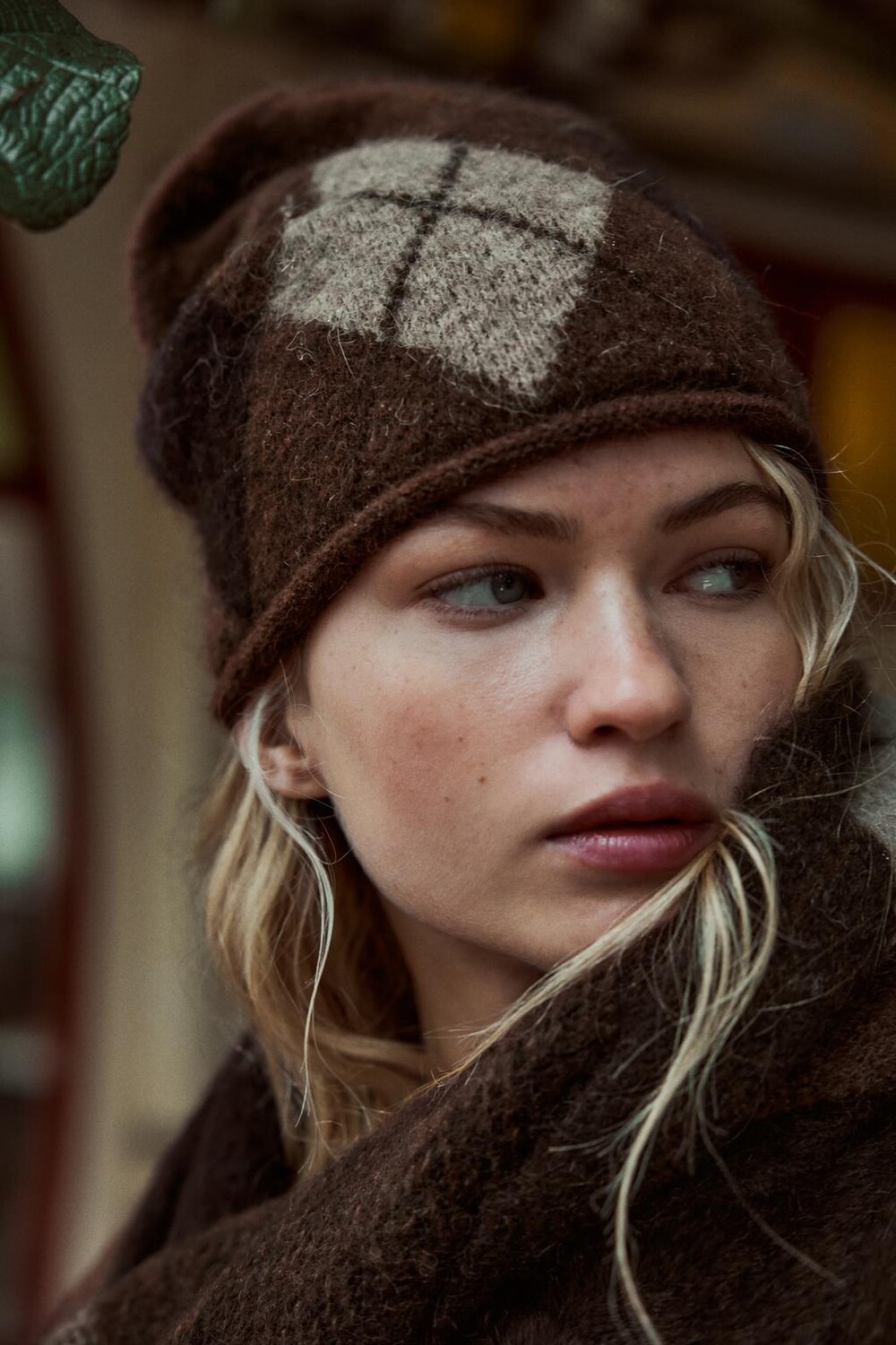 

Шапка с алмазной вязкой ZARA, коричневый