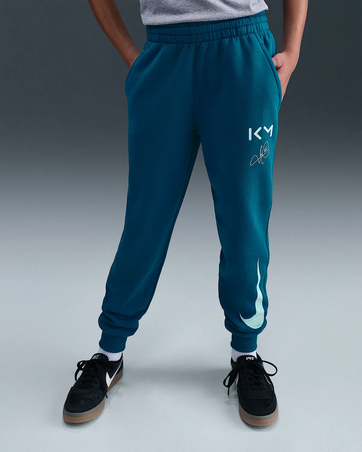 Детские спортивные штаны Nike Kylian Mbappé Club Fleece, Green Abyss/Igloo/Light Dew — фото 3