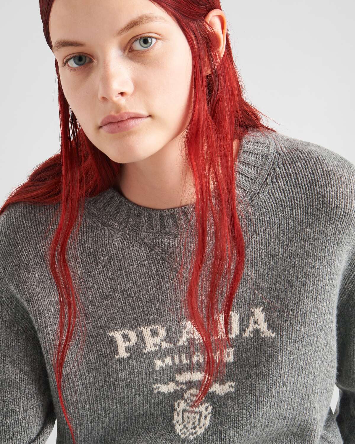 Кашемировый и шерстяной свитер Prada с логотипом и круглым вырезом, серый — фото 4