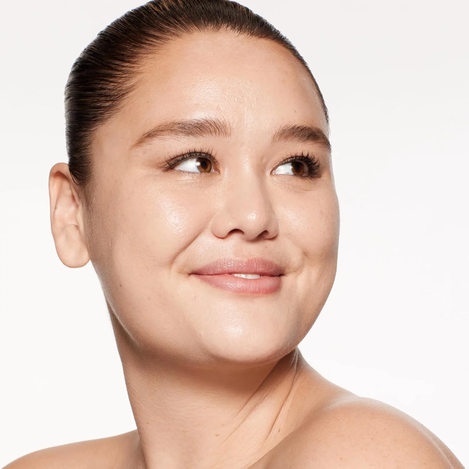 Shiseido RevitalEssence Skin Glow Foundation SPF 30, 250 Sand - тональный крем с наращиваемым средним покрытием, 24-часовая гидратация и 12-часовое ношение, устойчив к переносу, складкам и выцветанию, некомедогенный, для всех типов кожи — фото 4
