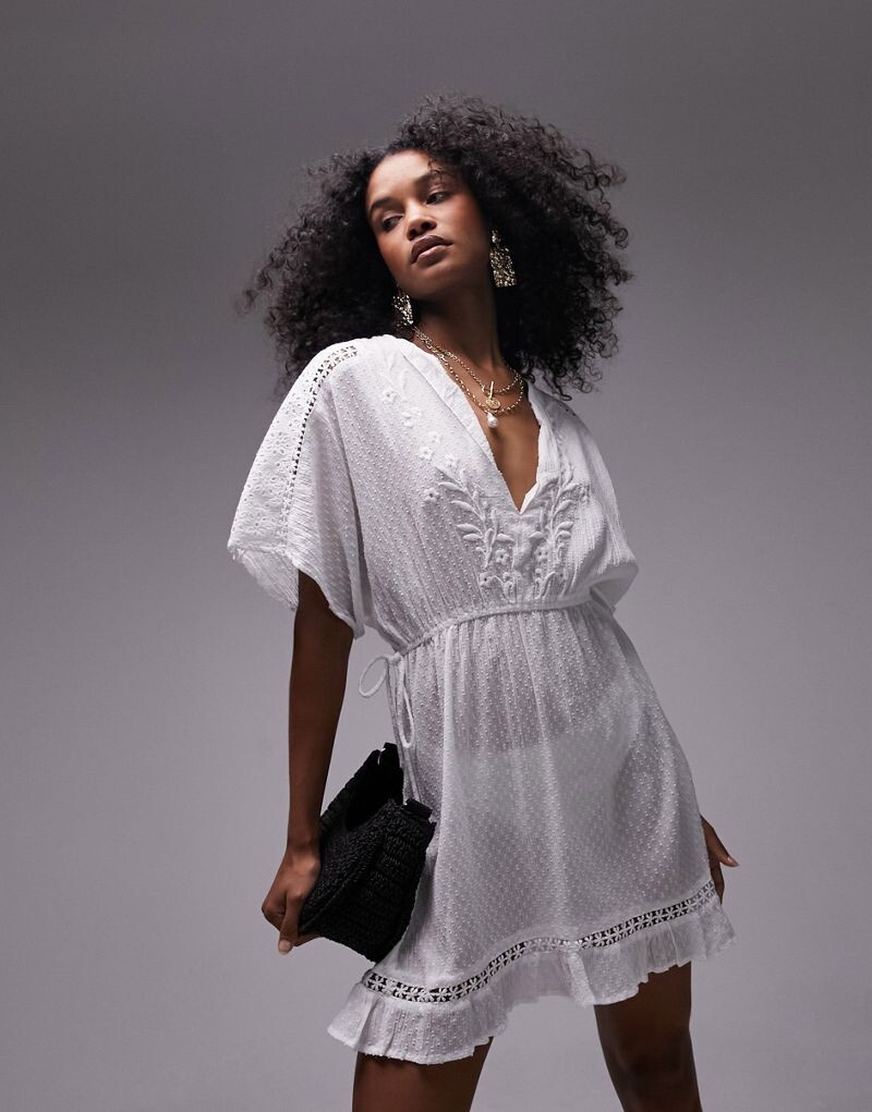 

Белая текстурированная пляжная накидка с вышивкой Topshop
