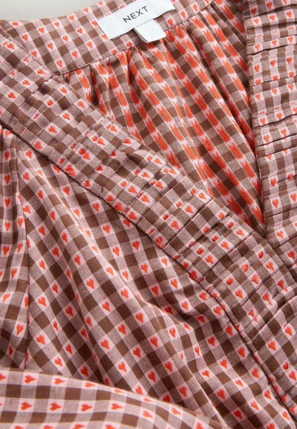 Блузка прямого кроя с v-образным вырезом и длинными рукавами Next, Brown Red Heart Gingham — фото 4