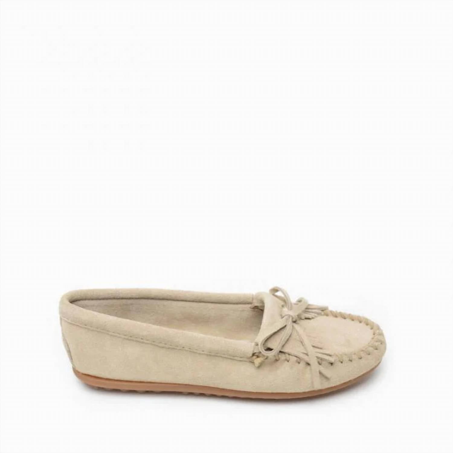 Женские мокасины с килтами на жесткой подошве в каменном цвете Minnetonka — фото 2
