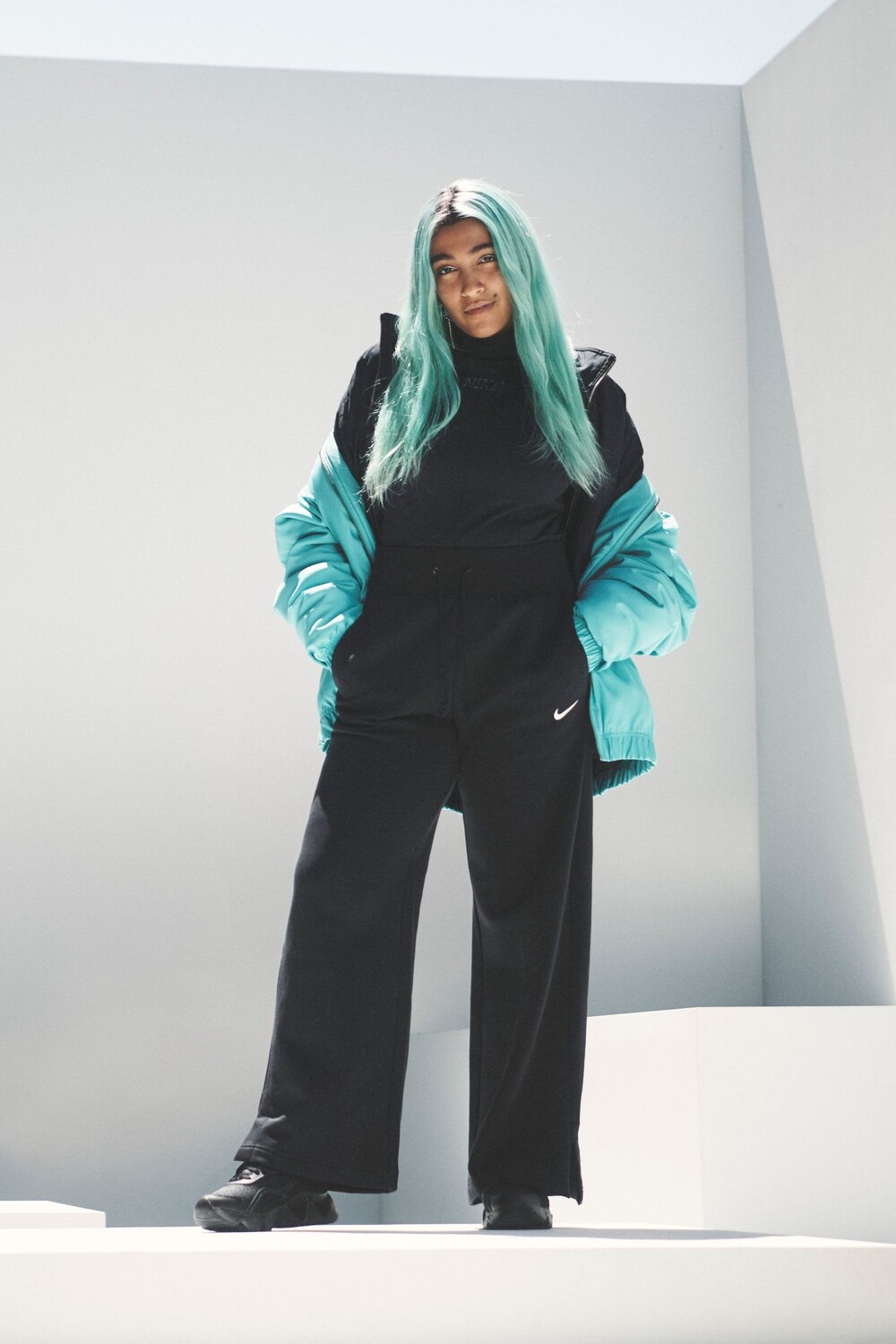

Широкие джоггеры с мини-логотипом Swoosh Nike, черный