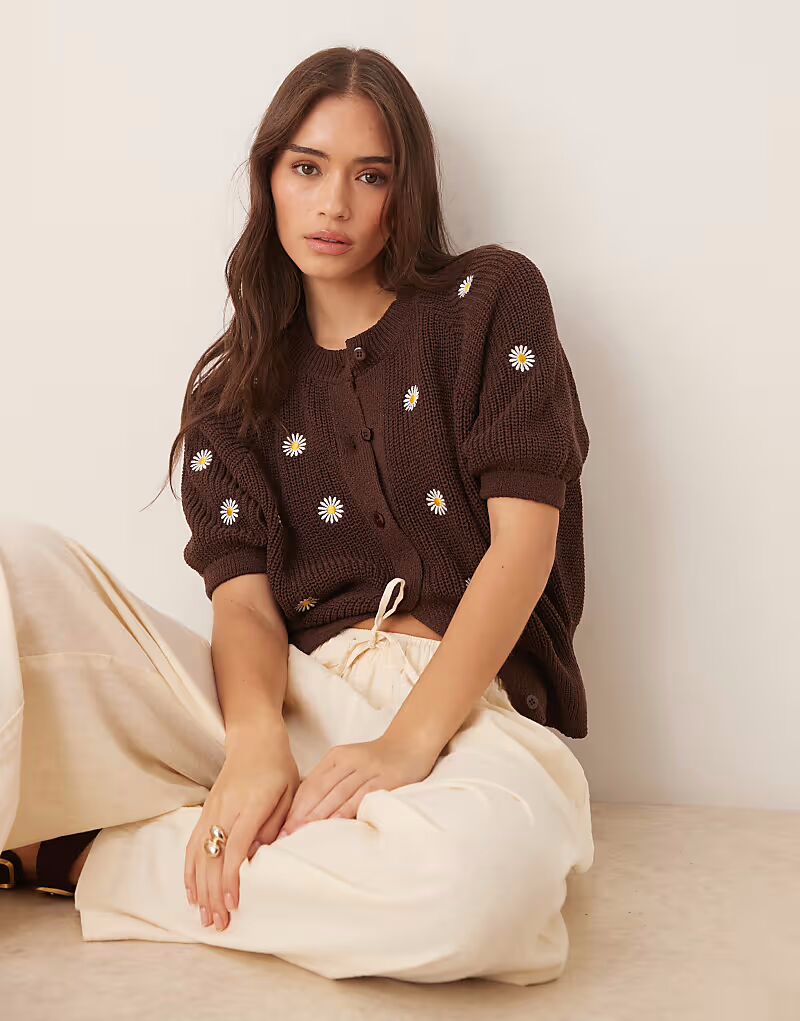 

Вязаный кардиган ASOS DESIGN с рукавом реглан и вышивкой в ​​виде ромашек коричневого цвета