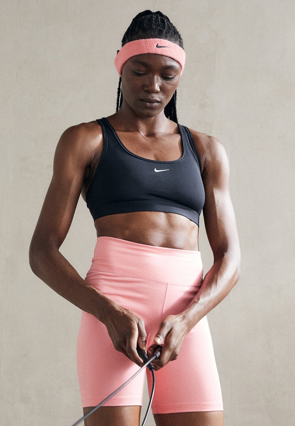 

Спортивный бюстгальтер с легкой поддержкой Nike, черно-белый