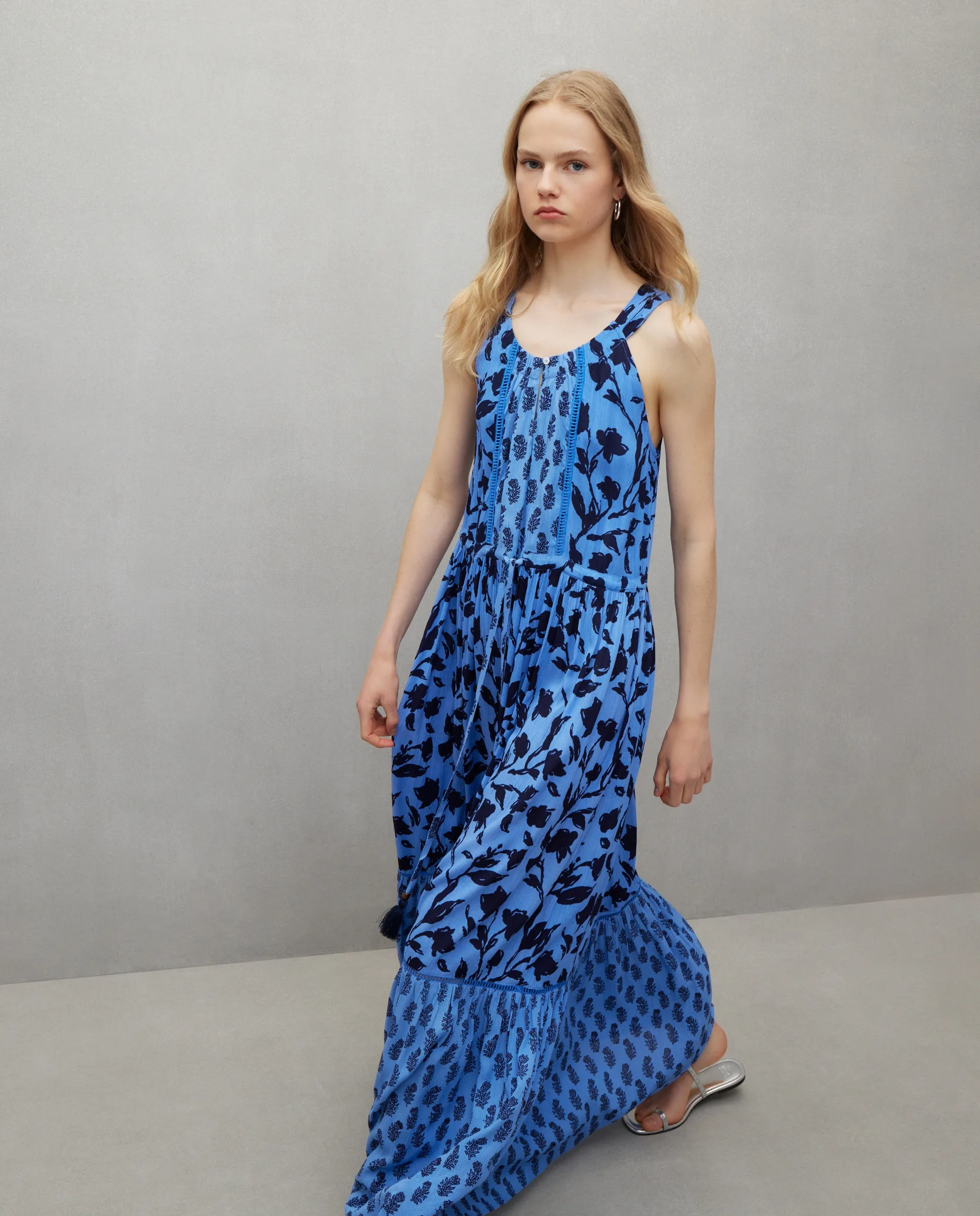 

Длинное платье без рукавов с цветочной вышивкой Easy Wear, голубой