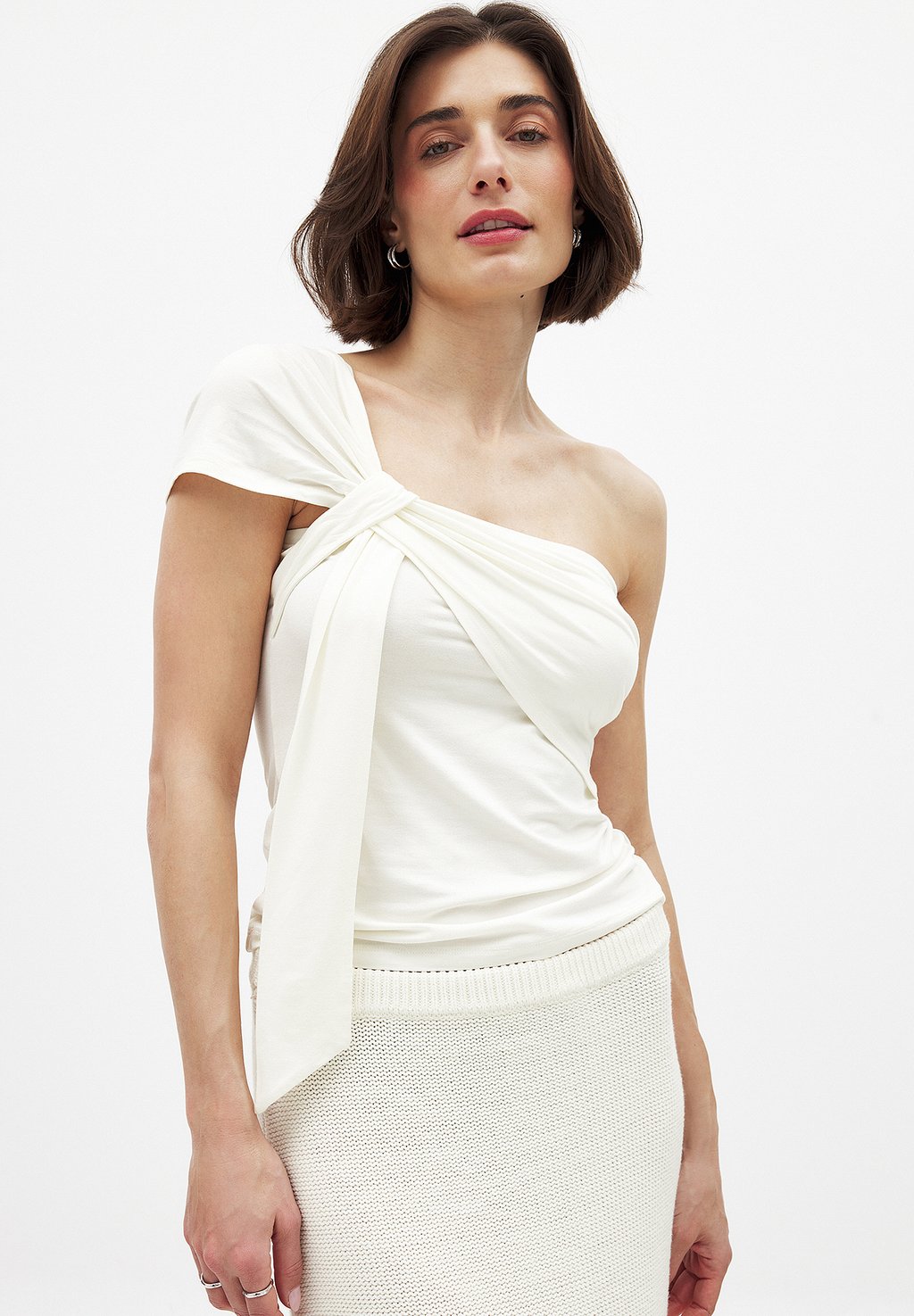 

Футболка с принтом DRAPED ONE SHOULDER NA-KD, белый