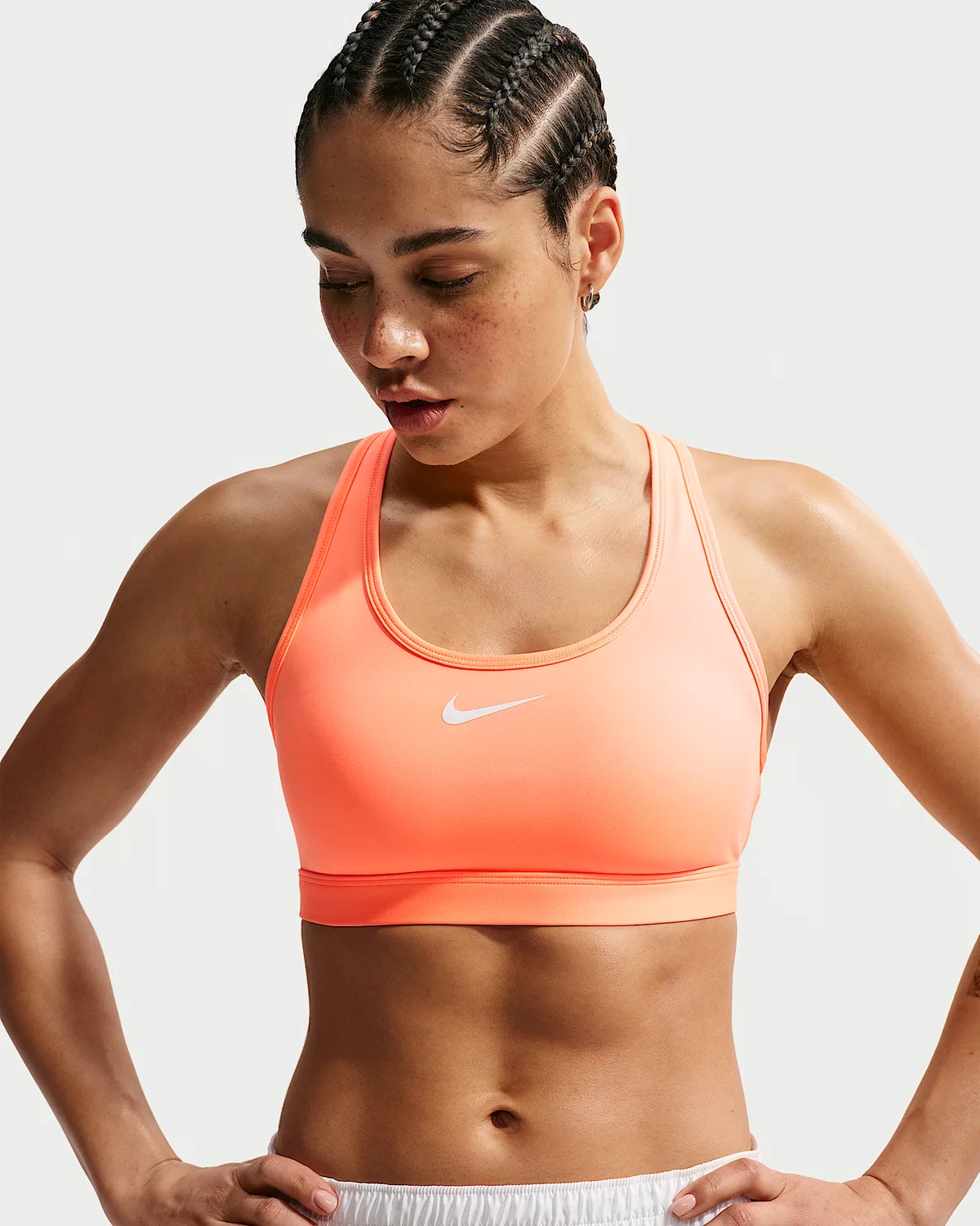 Женский спортивный бюстгальтер Nike Swoosh средней поддержки с поролоном, Orange Pulse/White — фото 3
