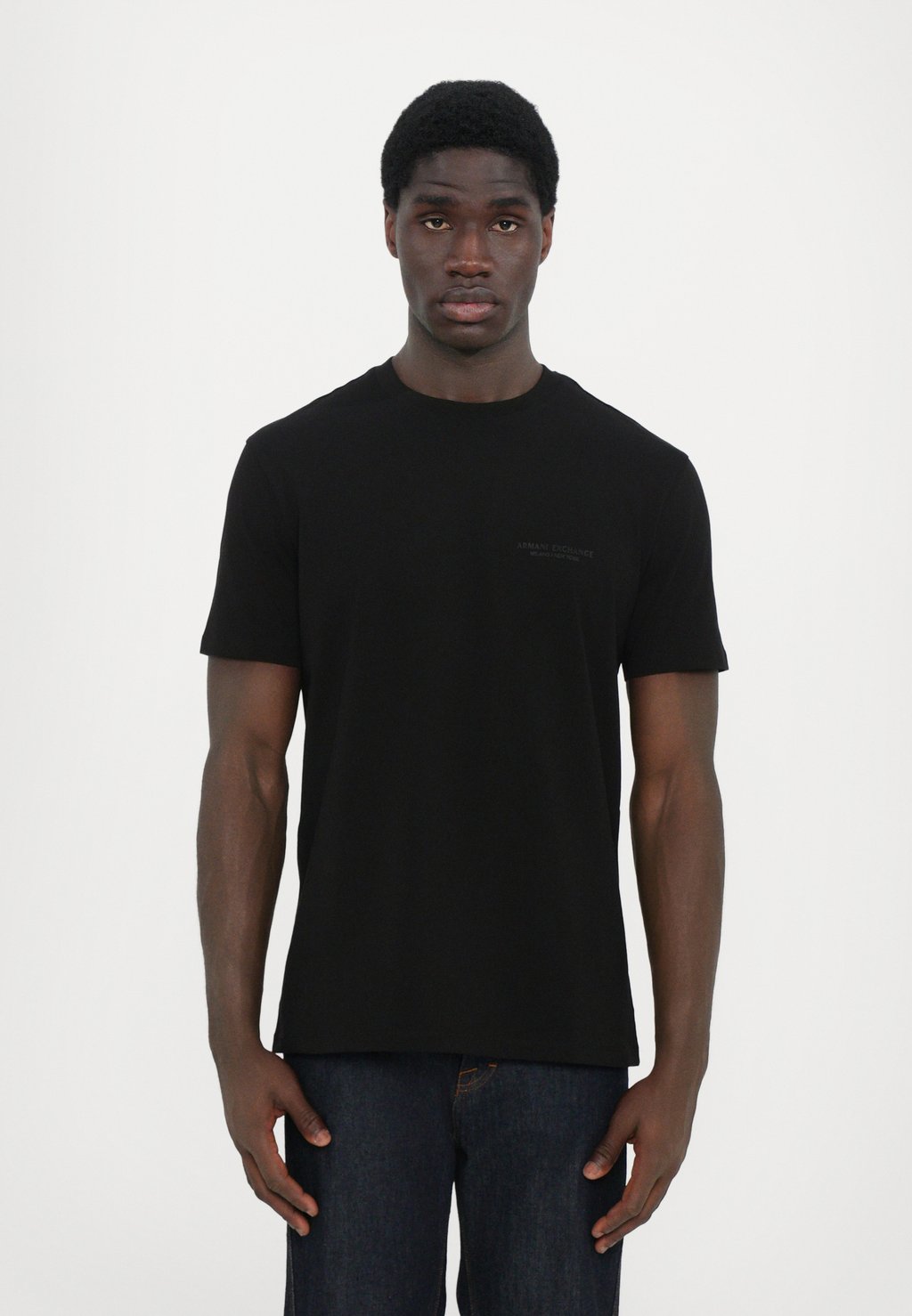 

Базовая футболка Armani Exchange, черный