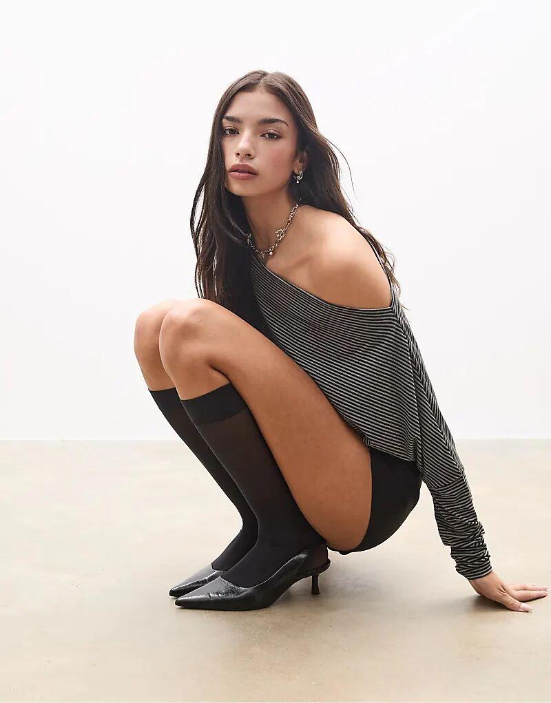 

Футболка Stradivarius Striped асимметричного кроя из модала темно-серого цвета