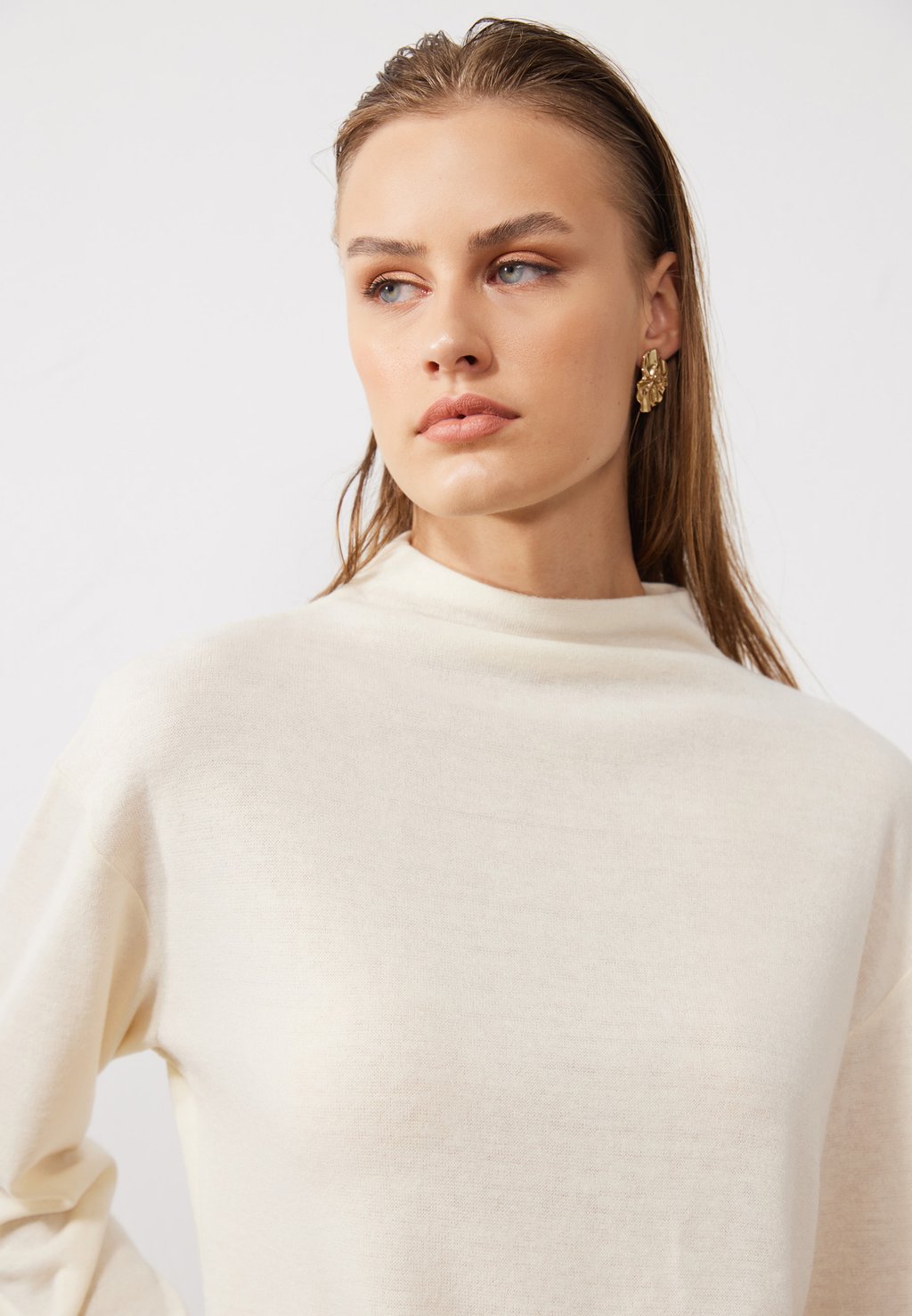 

Джемпер AF-SS25-D024-CK HEAVY FAKE KNIT TURTLE / 003 OFF-WHITE Anna Field, молочный