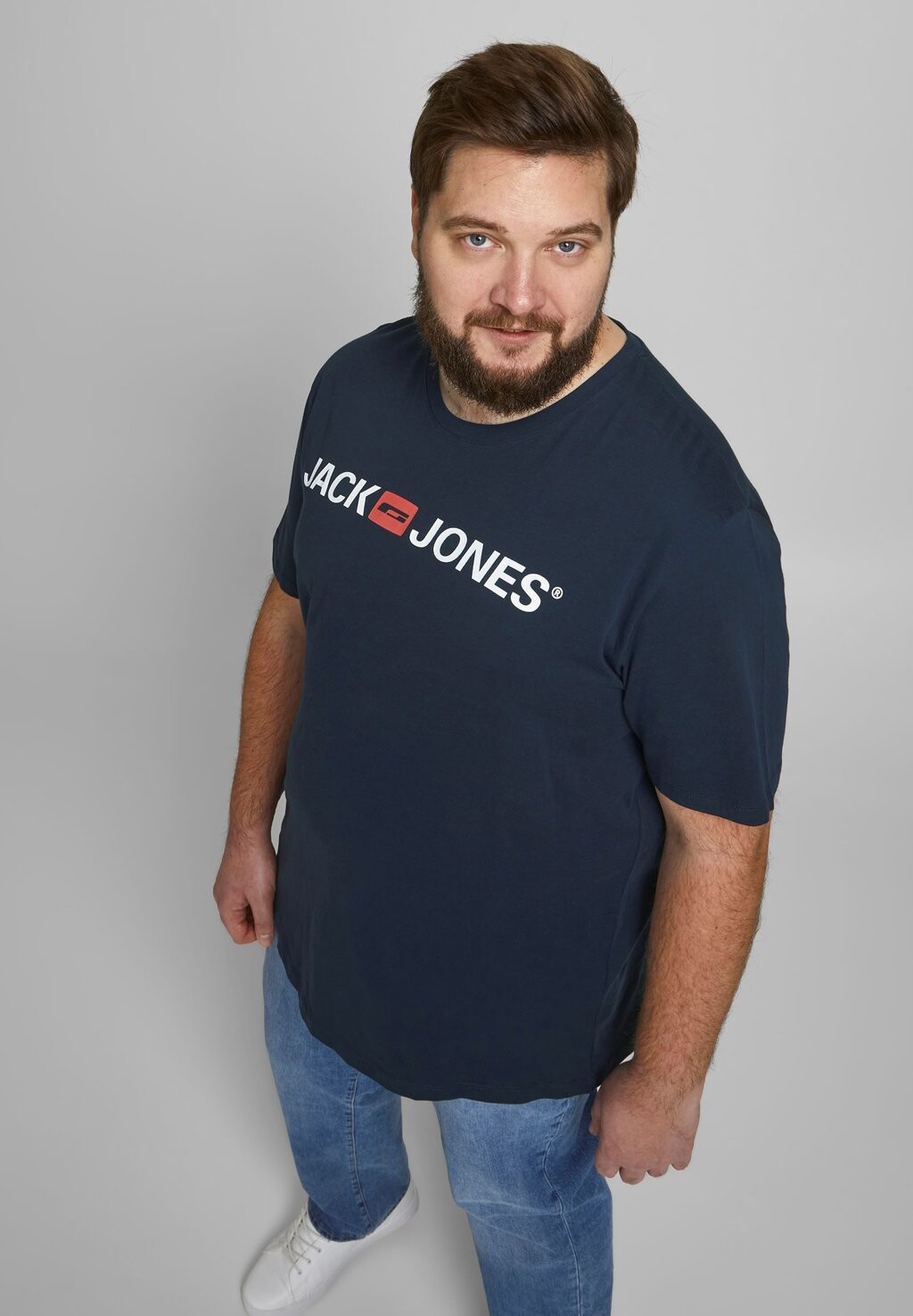 футболка с принтом JJECORP LOGO TEE CREW NECK Jack & Jones, темно-синий пиджак — фото 4