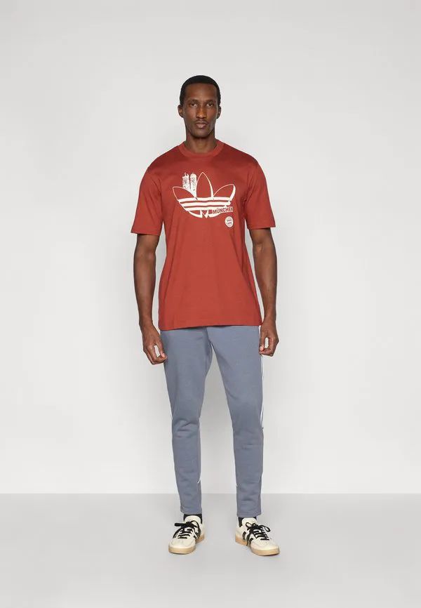 Футболка с сезонным графическим принтом "футбольный клуб бавария" Adidas Performance, Preloved Ruby — фото 2