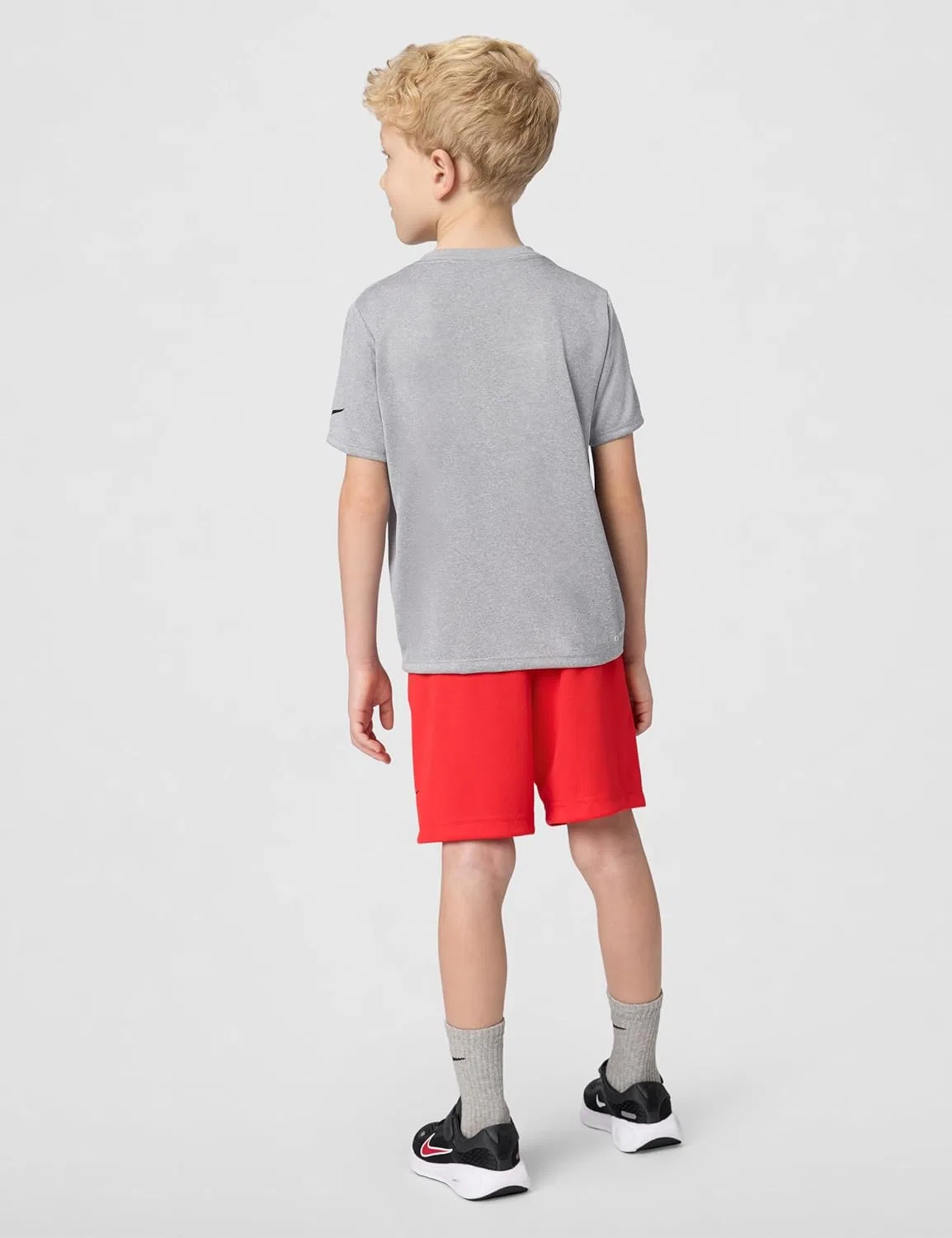Детский спортивный комплект Nike Dri-FIT Just Do It, футболка и шорты, Light Smoke Grey/Crimson — фото 3
