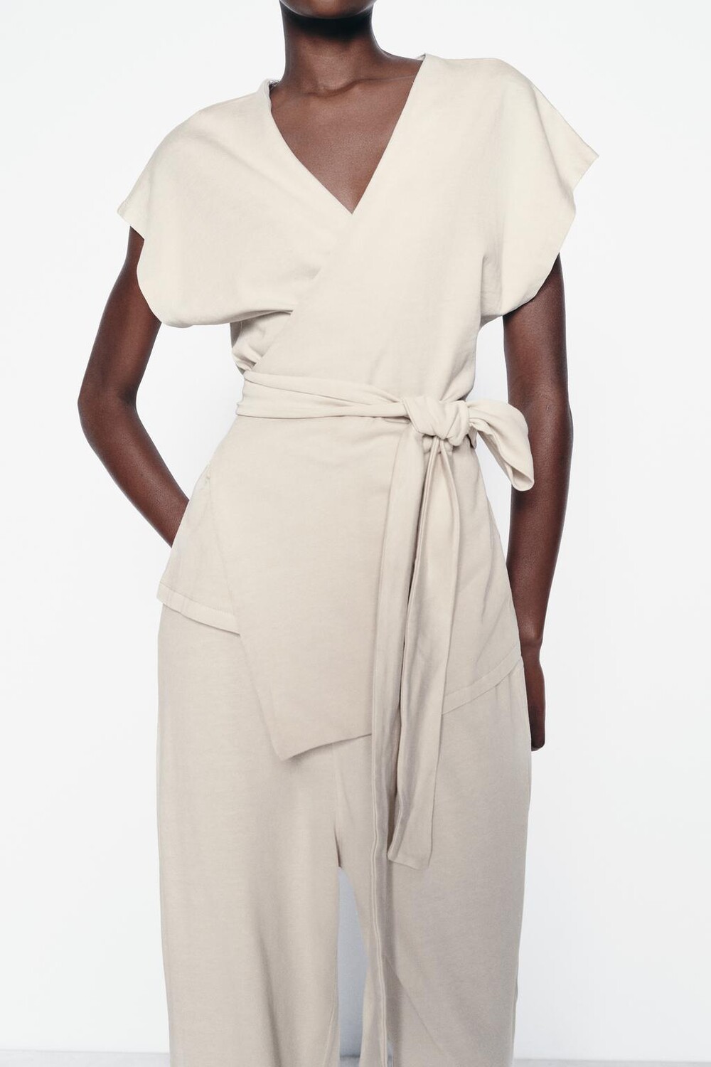 

Футболка из плотного хлопка с выцветкой ZARA, экрю