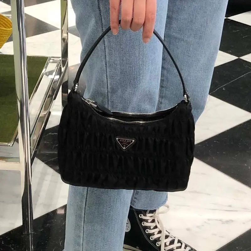 PRADA Мини-сумка женская черная из нейлона с сафьяновой кожей — фото 4