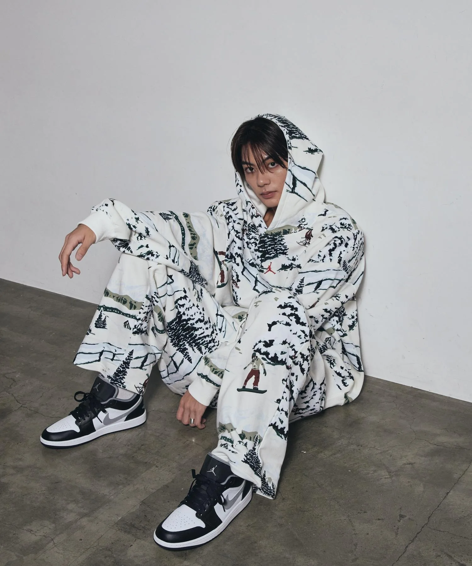 Мужские кроссовки Air Jordan 1 Low с кожаным верхом и Air-Sole JORDAN BRAND черные — фото 2