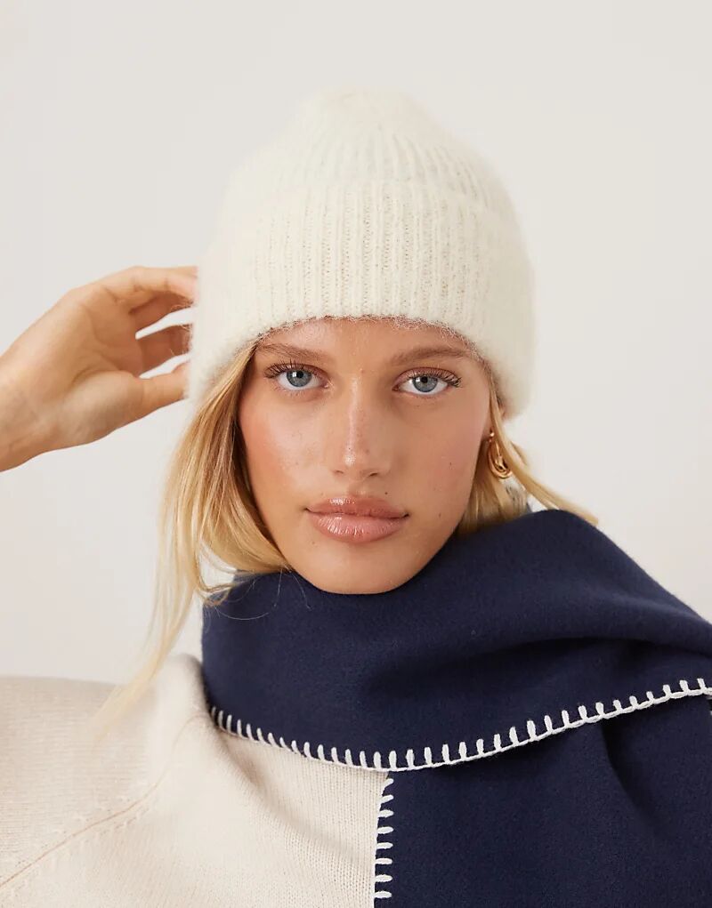 

Пушистая вязаная шапка бини ASOS DESIGN цвета экрю