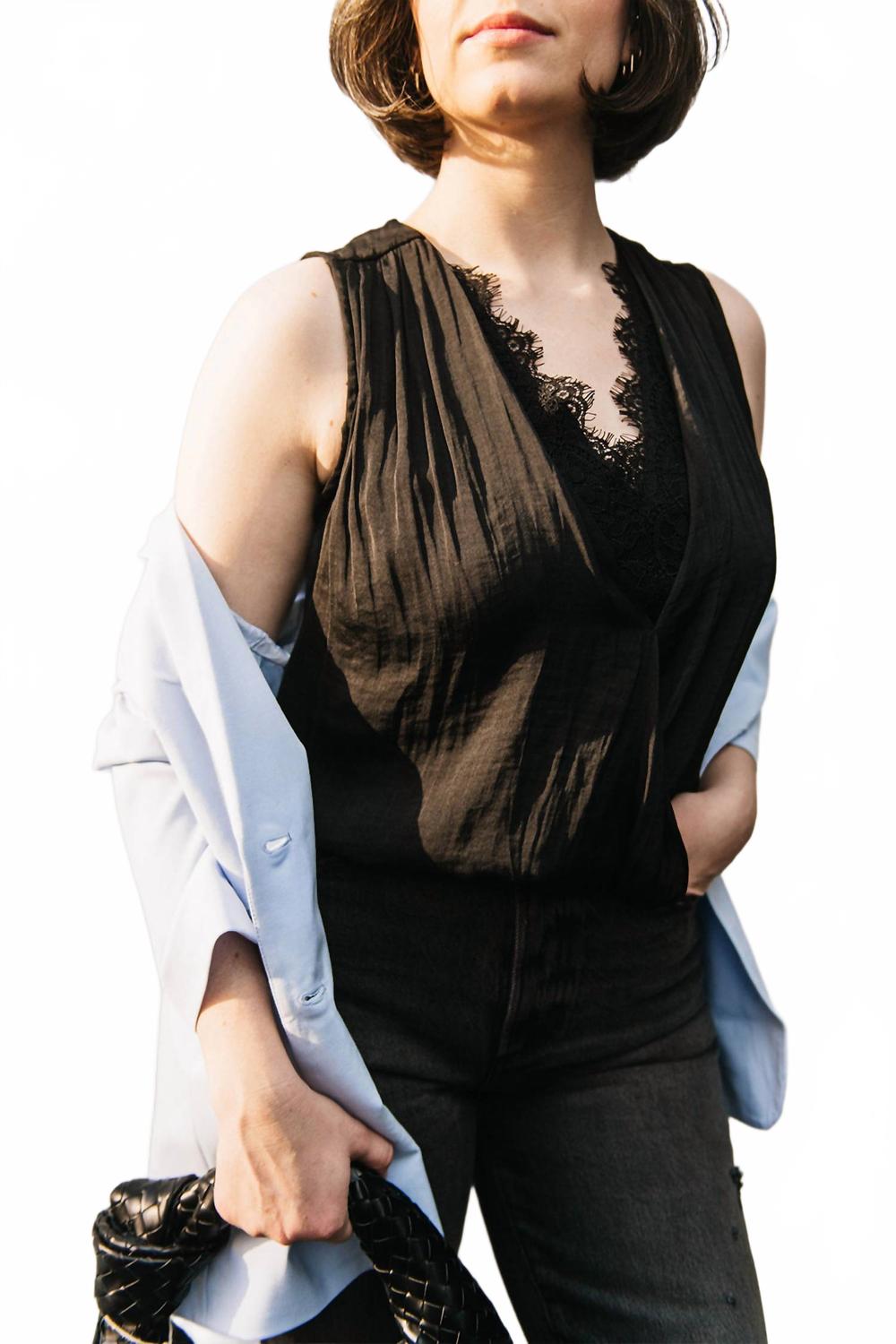 

Черный топ с кружевной отделкой Heartloom