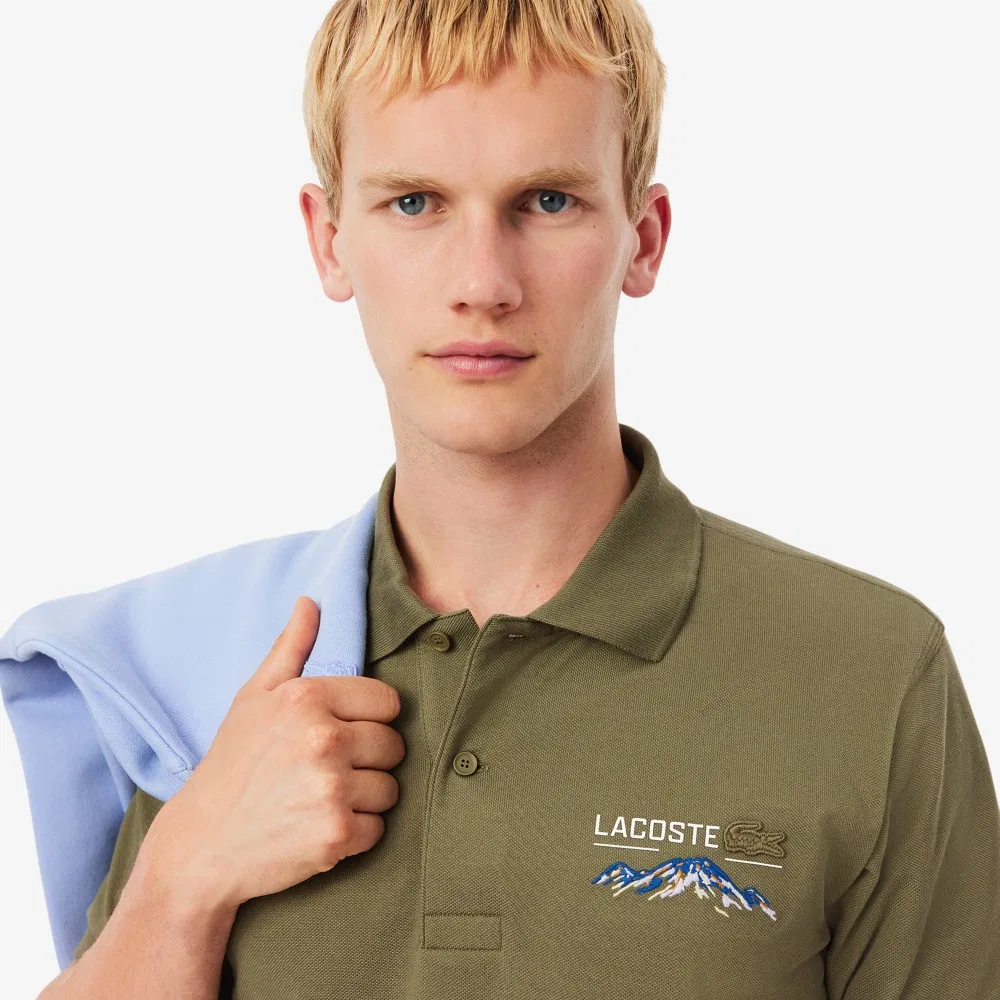 Мужская футболка-поло Lacoste с коротким рукавом и горным графическим принтом, цвета хаки — фото 2