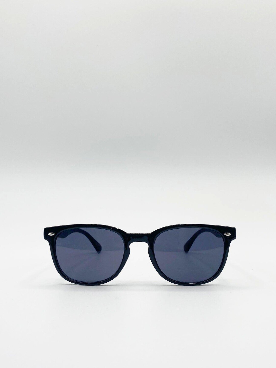 

Классические солнцезащитные очки Wayfarer SVNX, черный