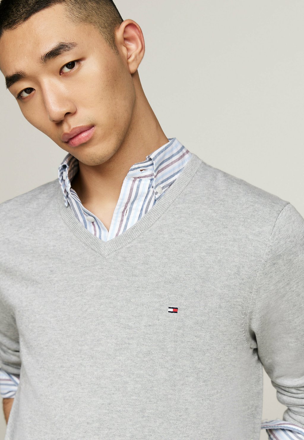 Джемпер ESSENTIAL V NECK Tommy Hilfiger, светло-серый — фото 4