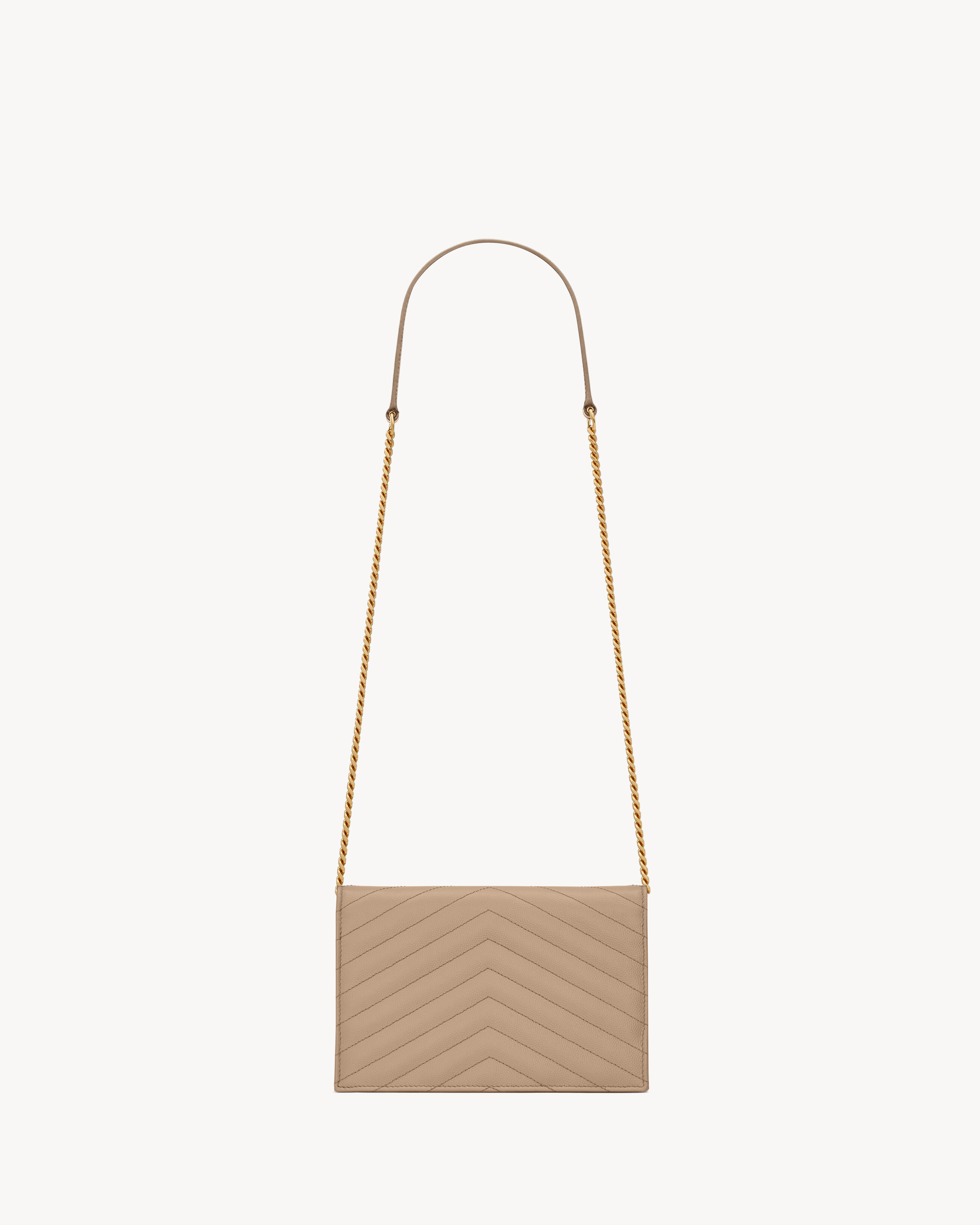 Кошелек-конверт Cassandre на цепочке из кожи Grain de Poudre Saint Laurent, бежевый — фото 3