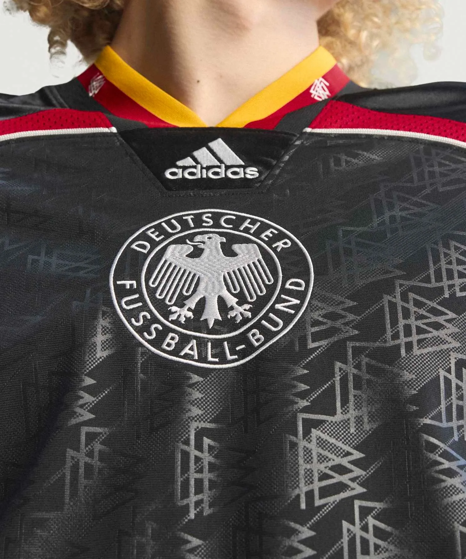 Унисекс оверсайз футболка-джерси V-образный вырез Bringback Remix Germany adidas Originals чёрная — фото 2