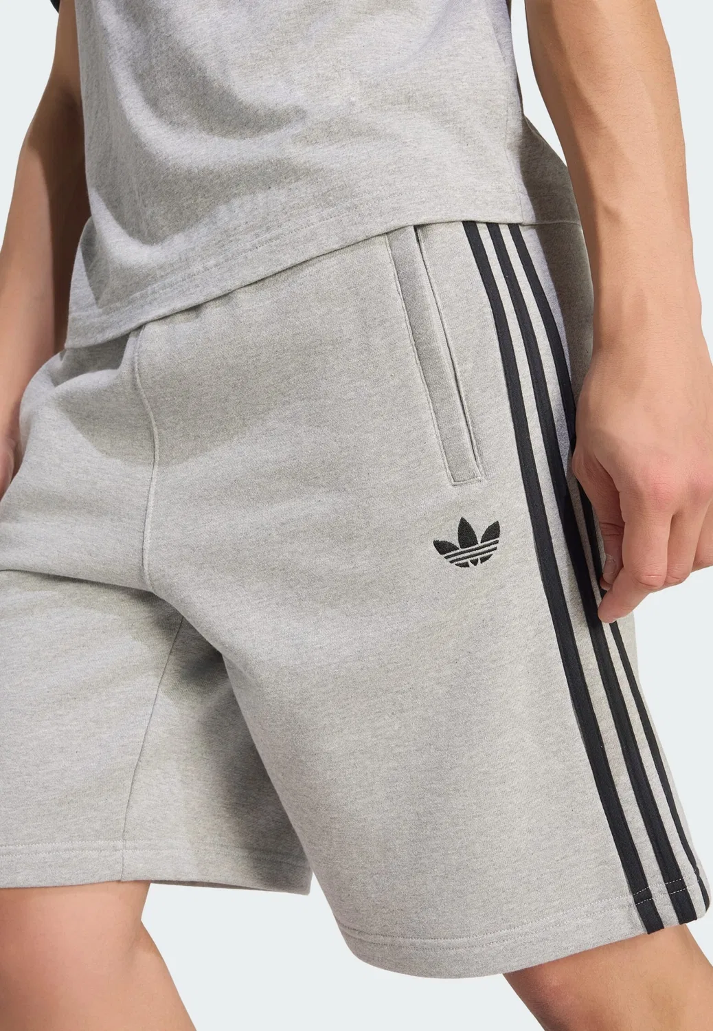 Шорты Adidas Originals Regular Pants 3-Stripes светло-серого цвета — фото 4