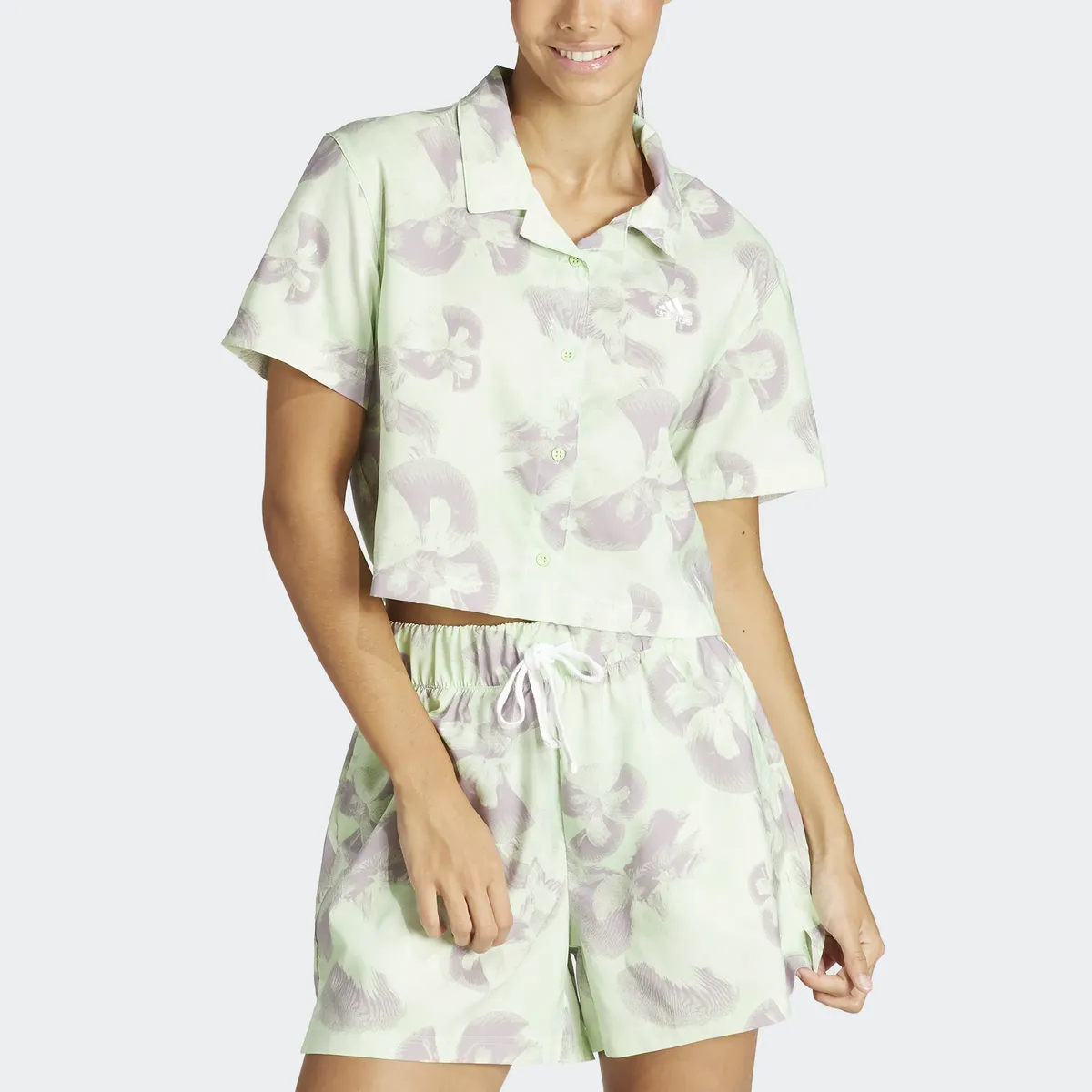 

Футболка Adidas Sportswear "W AOP SHIRT", цвет Ivory / Semi Green Spark