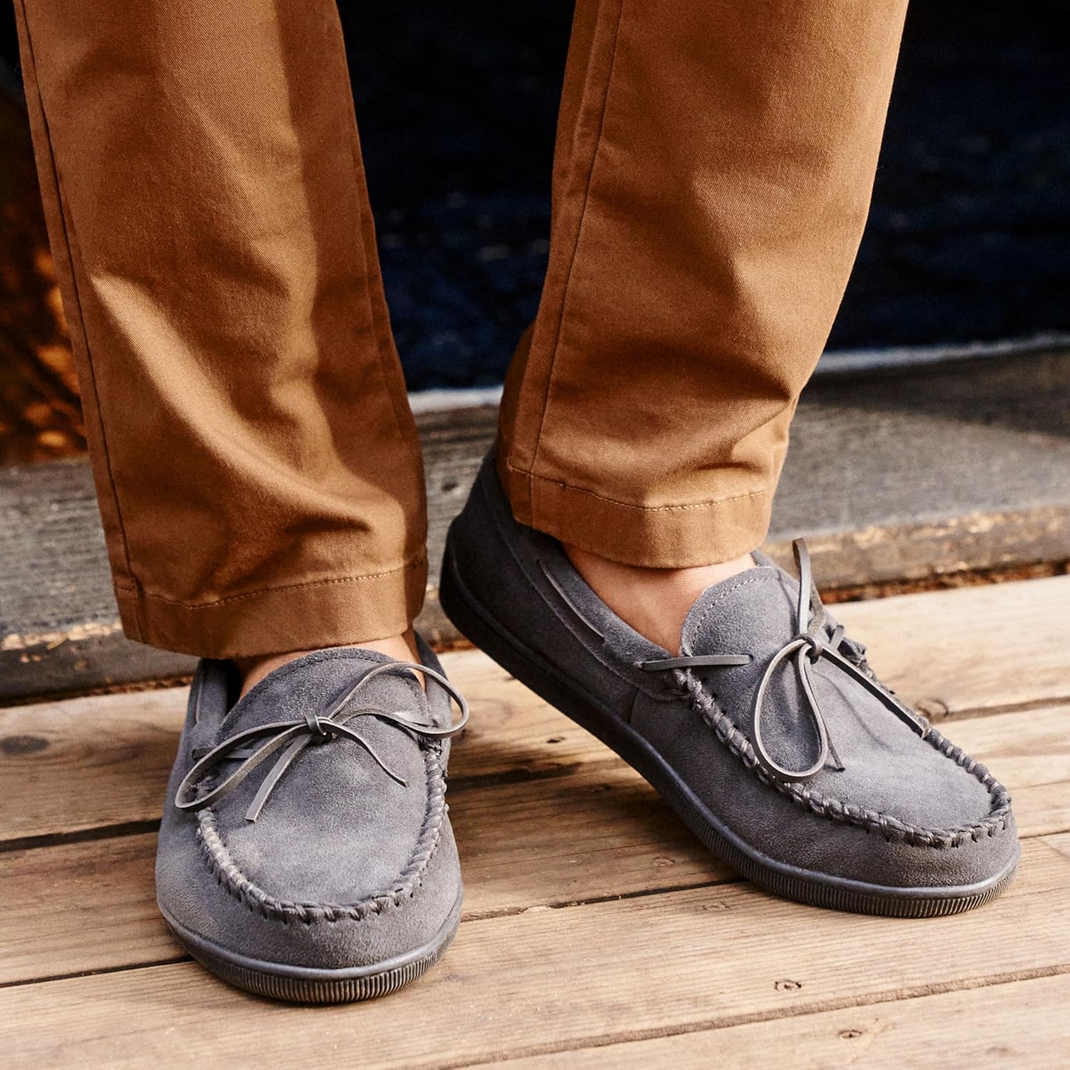 Мужские тапочки Minnetonka с плюшевой подкладкой и жесткой подошвой — фото 3