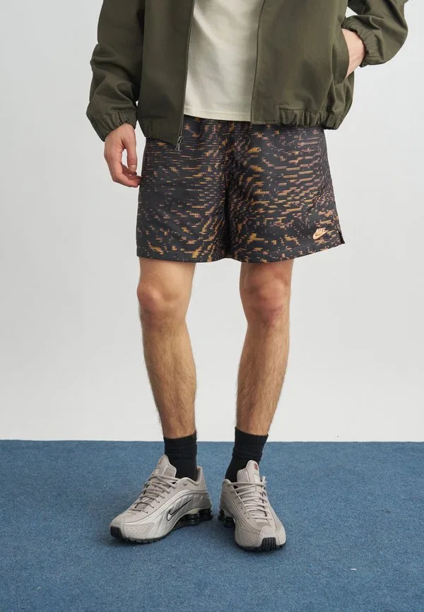 Спортивные штаны в стиле научной фантастики club flow Nike Sportswear, Tattoo/Black/Orange Frost